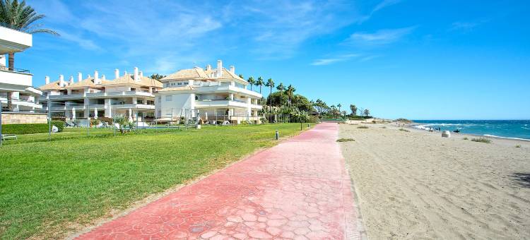 Bright apartment front of beach. Guadalmansa Beach图片