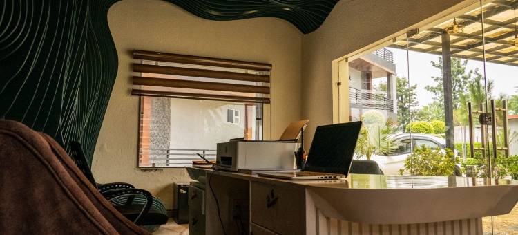 恒河旁的埃瓦拉(Evaara By The Ganges)图片