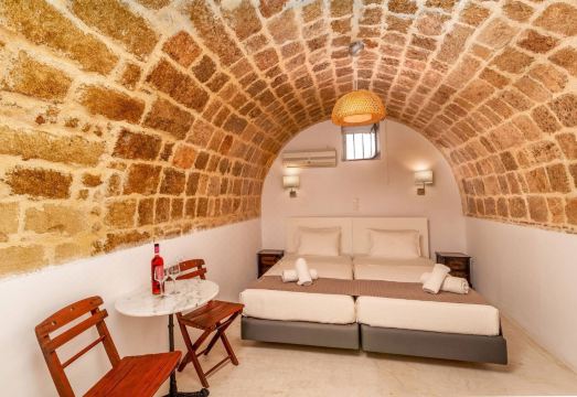 Auberge 32 Old Town Hotel Overview