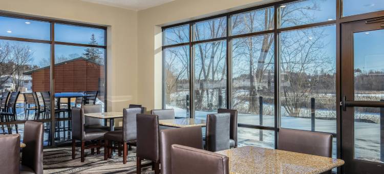 鹅卵石酒店和套房 - 莱因兰德(Cobblestone Hotel & Suites - Rhinelander)图片