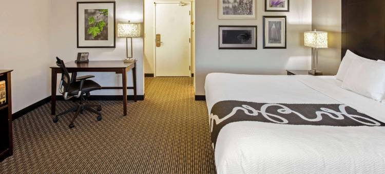 密尔沃基德拉菲尔德拉昆塔温德姆套房酒店(La Quinta Inn & Suites by Wyndham Milwaukee Delafield)图片