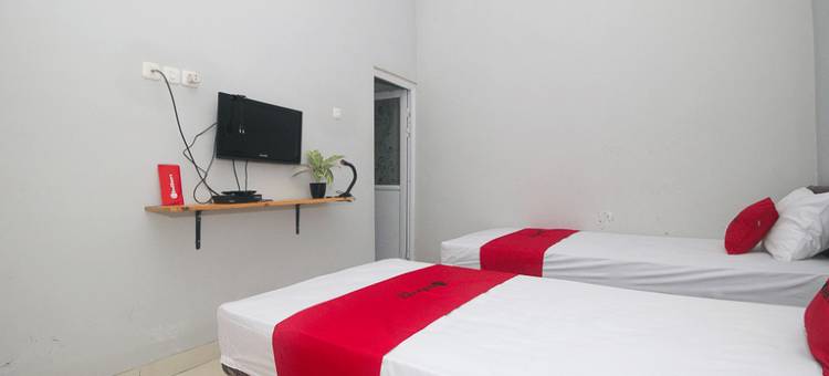 RedDoorz Plus Syariah酒店靠近三邦市政广场(RedDoorz Plus Syariah Near Alun Alun Sampang)图片