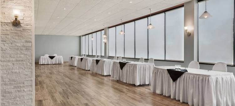 贝勒维尔华美达海湾会议度假村(Ramada by Wyndham Belleville Harbourview Conference Centre)图片