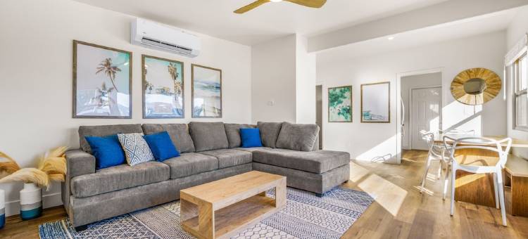 Newly remodeled PB Home w/ AC, King Beds - 2blocks2beach - Sleeps 24 - Parking图片