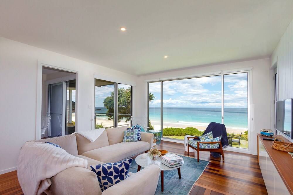 'Coopernook' absolute beachfront property on stunning Blueys Beach