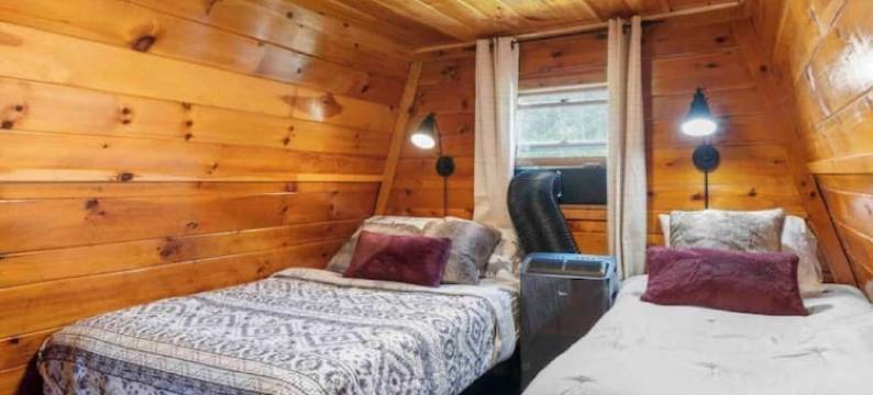 A-Frame Hot tub Retreat - Firepit, Grill, EV & Dog Friendly, Close to N. Conway.图片