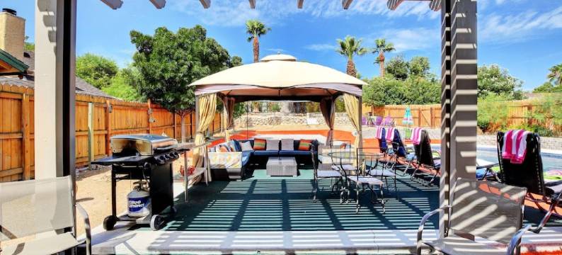 Sand Volleyball And Orange Turf...This Is Vegas!图片