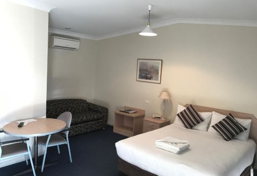 Orange Motor Lodge Hotel Overview