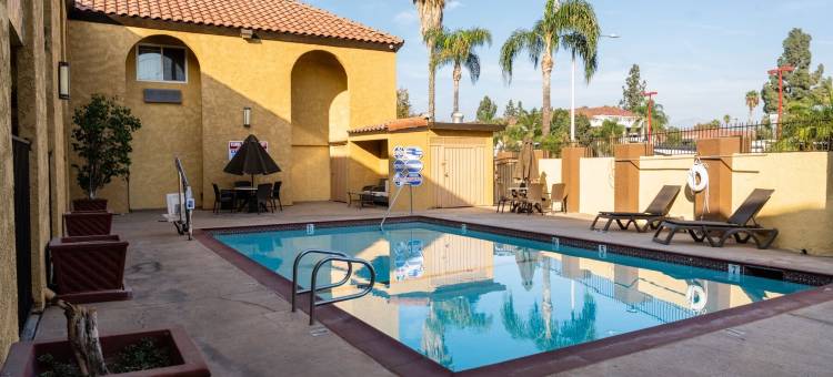 科尔顿河畔罗德威套房酒店(Rodeway Inn & Suites Colton-Riverside)图片