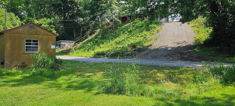 Rustic Log Cabin with A Private图片