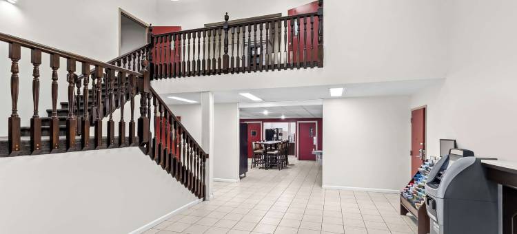 彭顿海滩红狮套房酒店(Red Lion Inn & Suites Pontoon Beach)图片