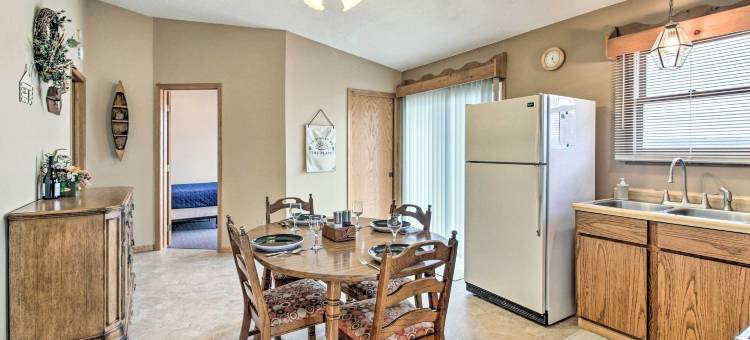 湖滨莫特利之家，带私人码头和火坑！(Lakefront Motley Home w/ Private Dock & Fire Pit!)图片