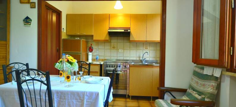 Sunlit home with pool图片