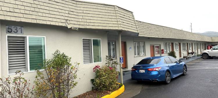 靠近101号高速公路的福图纳六河汽车旅馆(6 Rivers Motel Fortuna Near Hwy 101)图片