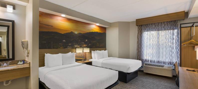 克拉丽奥波恩特酒店-塞维尔维尔-鸽子谷(Clarion Pointe Sevierville-Pigeon Forge)图片