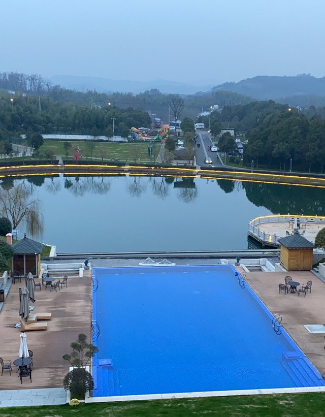 这家酒店实景要比照片看上去大气,酒店餐厅_南山竹海云岭度假村溧阳