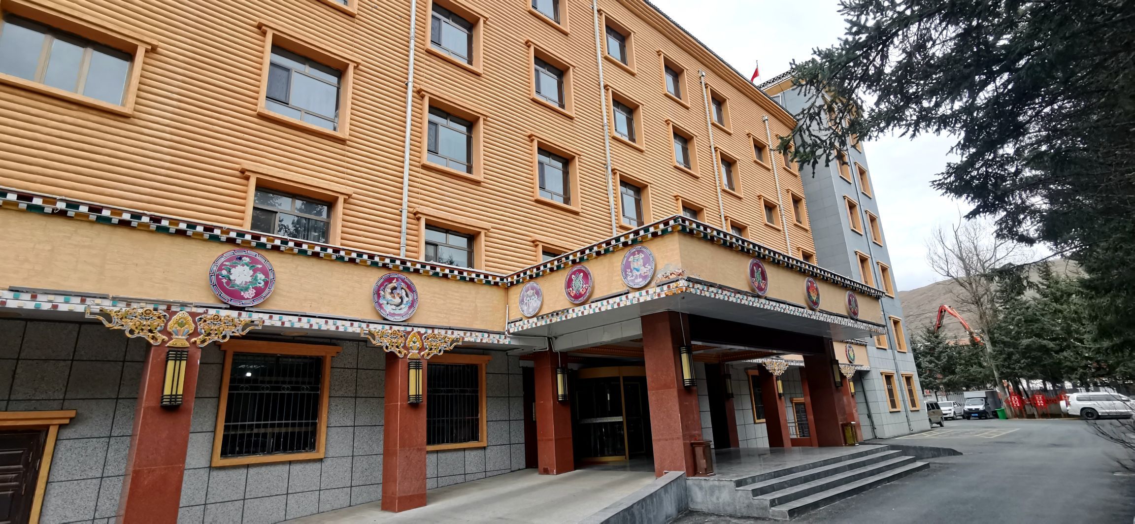 班玛红色教育宾馆客房部设有宽敞、干净、卫生的高级套房、行政套房、单人间、标准间等房型，客房数为104