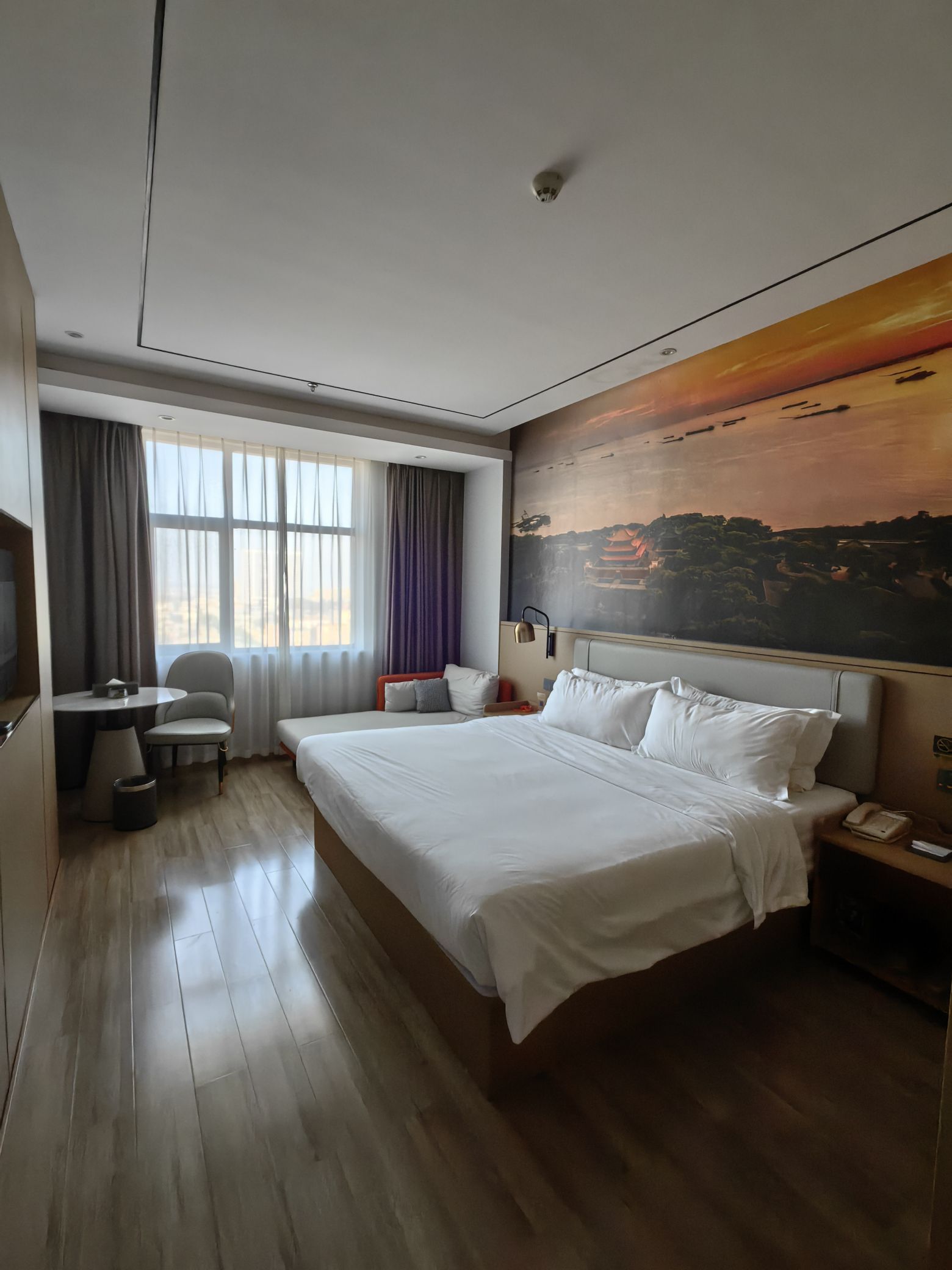 每次路过茶陵必住的酒店 优势： #设施好#，这是升级后的豪华大床房，床大且舒适，热水好，晚上10点后