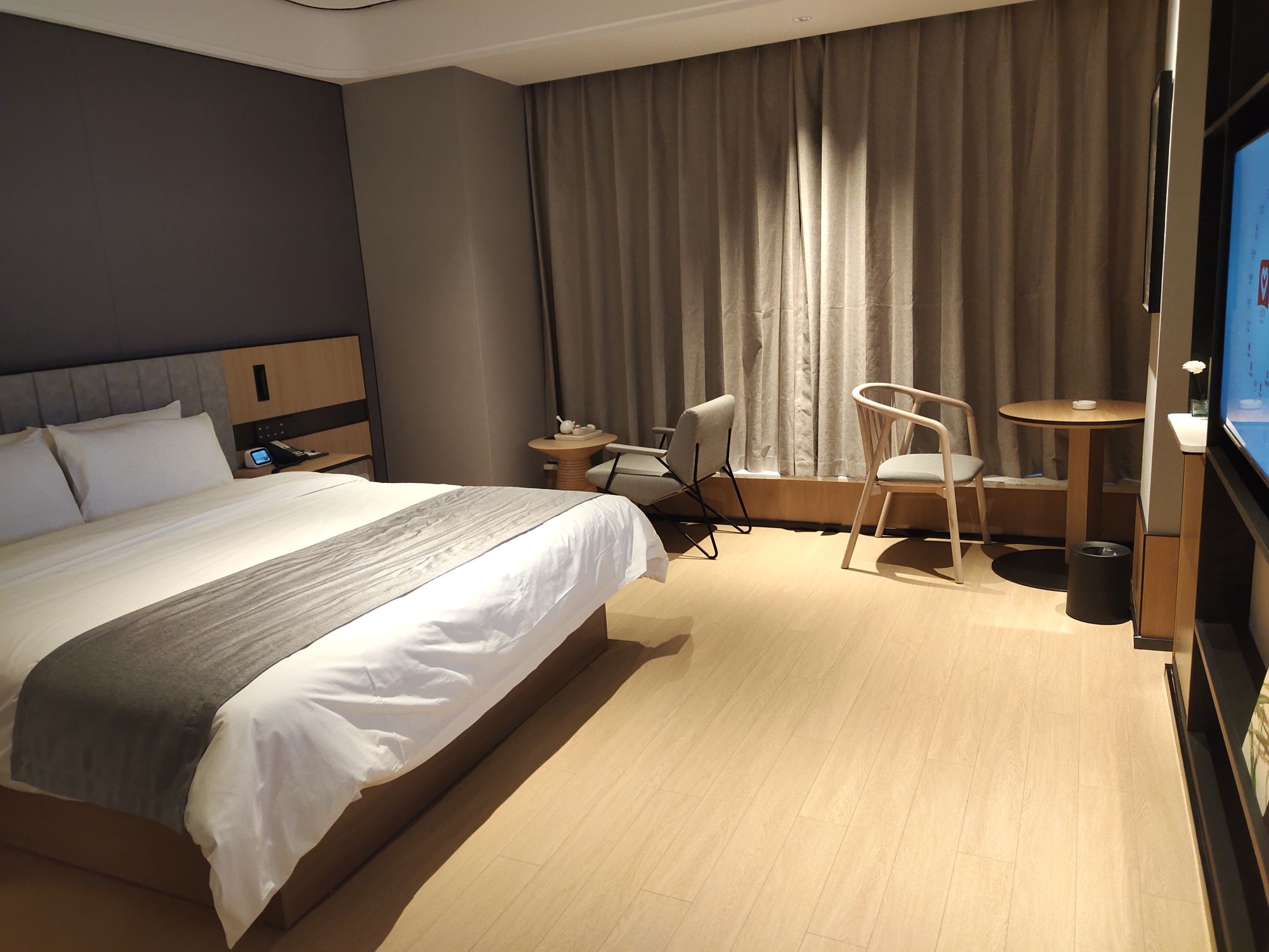 酒店位于隆昌新区繁华地段，设施设备非常新，接待大厅干净大气。前台小妹服务态度非常好，有回家的感觉。房