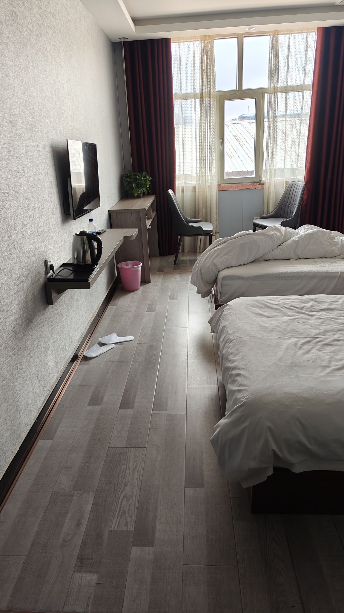 一个干净整洁、装饰风格独特且舒适的住宿环境往往能给客人留下深刻的印象。良好的隔音效果、舒适的床品、现