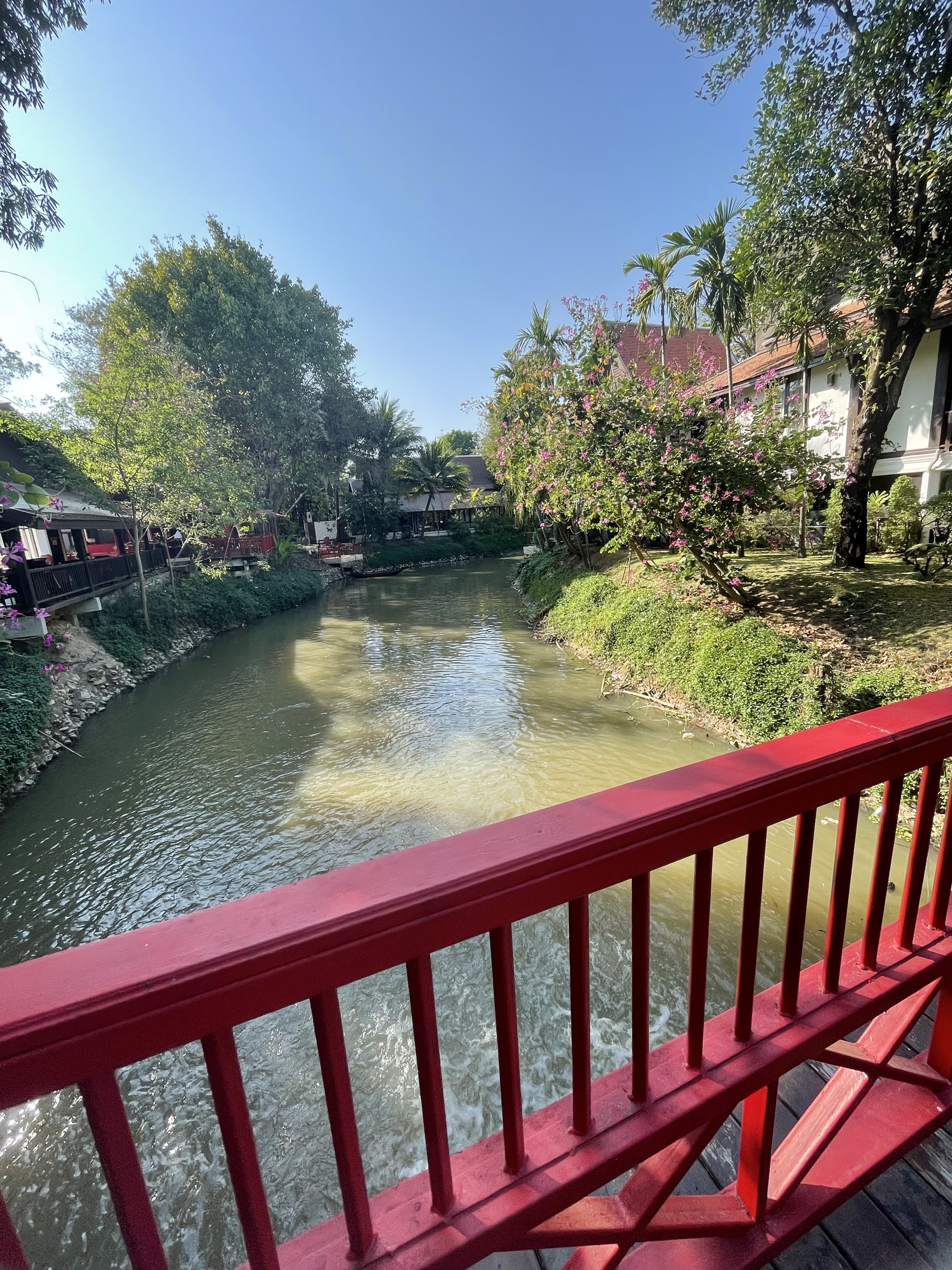 这个酒店值了！The Legendha度假村就坐落在素可泰历史遗迹中，园区非常漂亮，小河潺潺、绿树成