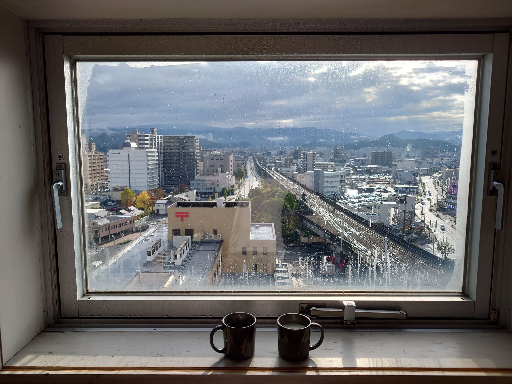 除了房间稍微小了点，其他都不错，就在鸟取站边上，附近吃的也多 窗外景色很美，晚上如果不拉窗帘，早上会