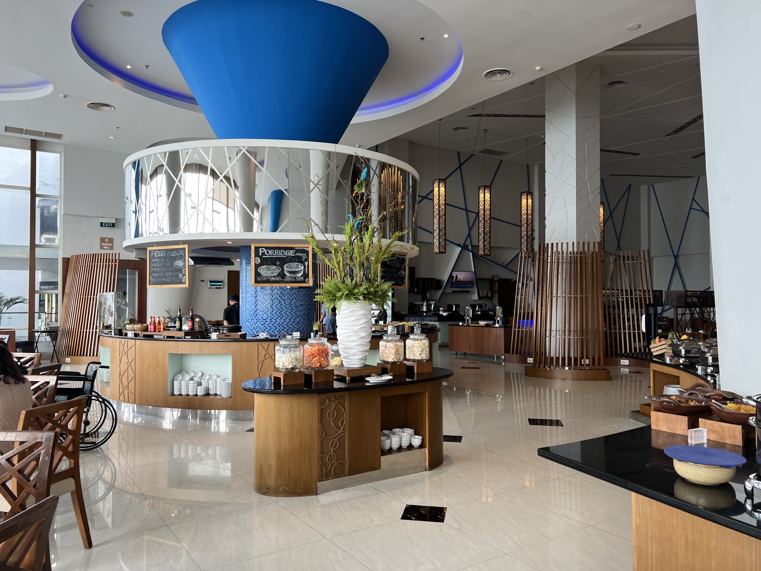 先说优点：酒店位置非常好，在美娜多最大的商场一侧，吃饭买东西很方便。房间相对较大，早餐很丰盛，酒店服