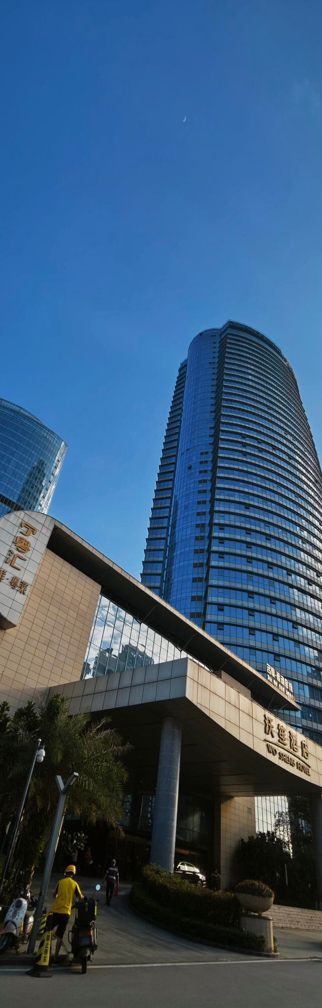 酒店房间宽敞,设施便利,电控窗帘窗纱,全