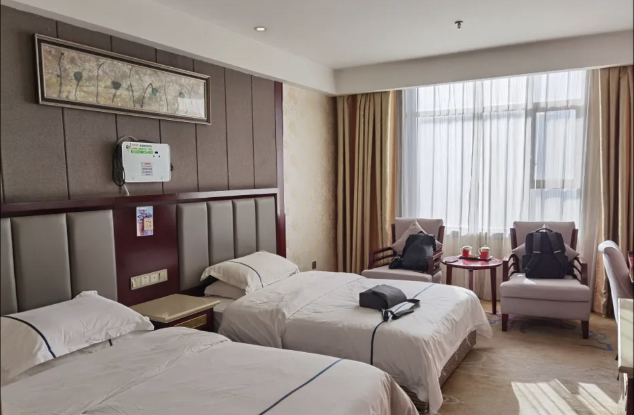 📍在那曲住过的藏北迎宾酒店，体验超棒！🤩  🛏️ 我们住的双床房，房间宽敞整洁，床品舒适，睡个好觉没