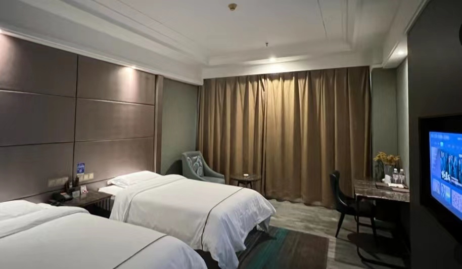 性价比高的酒店，位于蔡家坡交通主干道旁，出行方便。房间比较大，卫生也不错，卫生间宽敞。早餐较丰盛，西