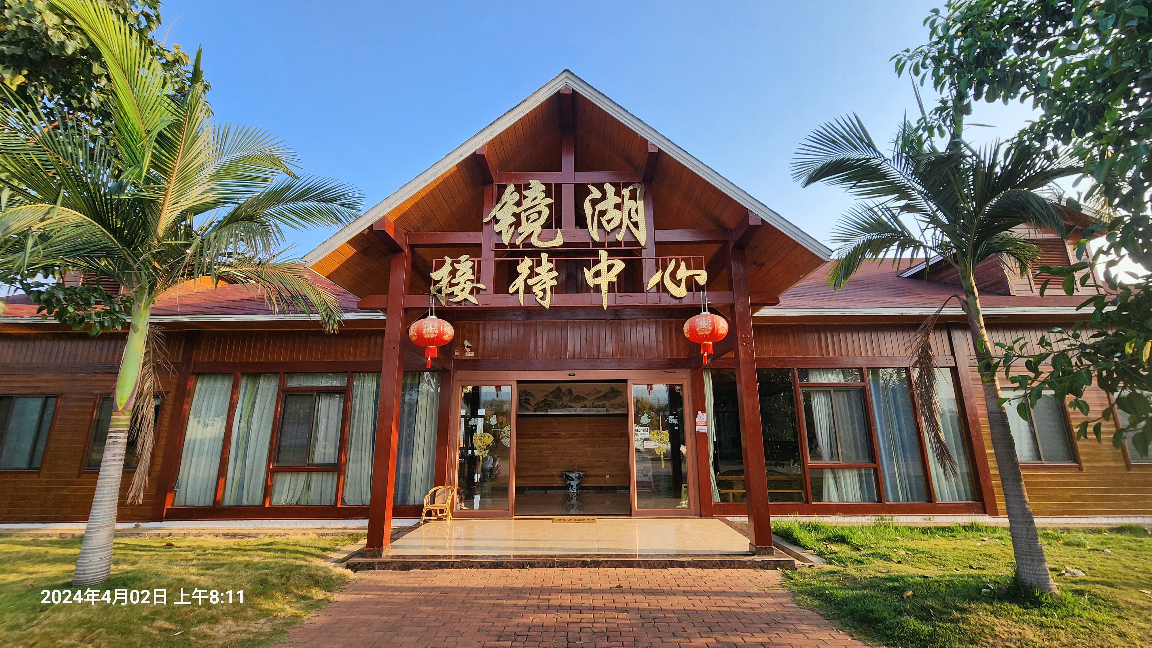 水上木屋别墅周边环境非常好，湖景房非常赞。房间内部干净卫生，设施齐全。早餐，特色牛肉米线口味很好。我