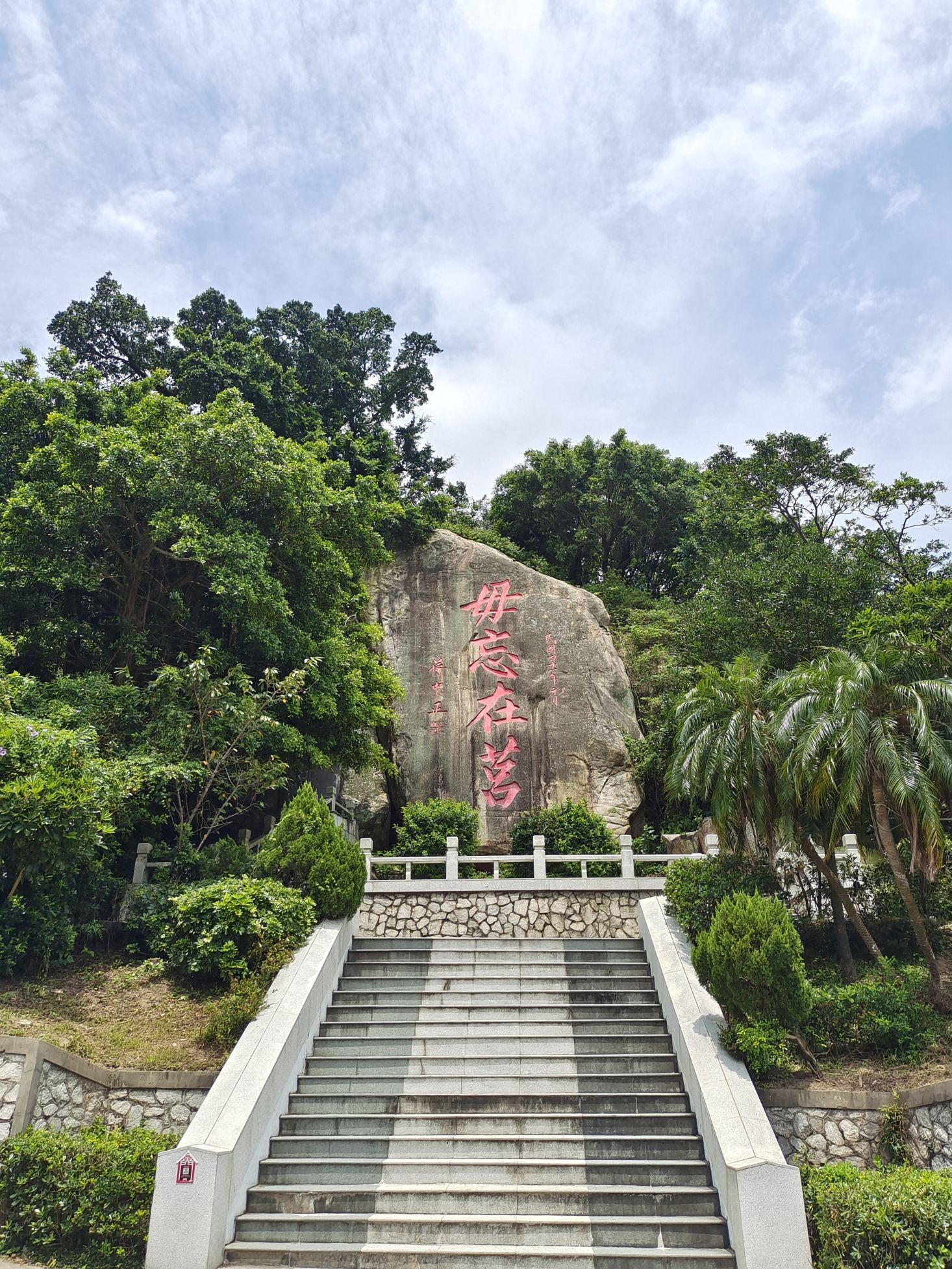 性价比高，位于楼顶3楼，空调冷的慢，榻榻米床垫可以睡一家五口，有停车场，附近吃饭方便，最大缺点是没电