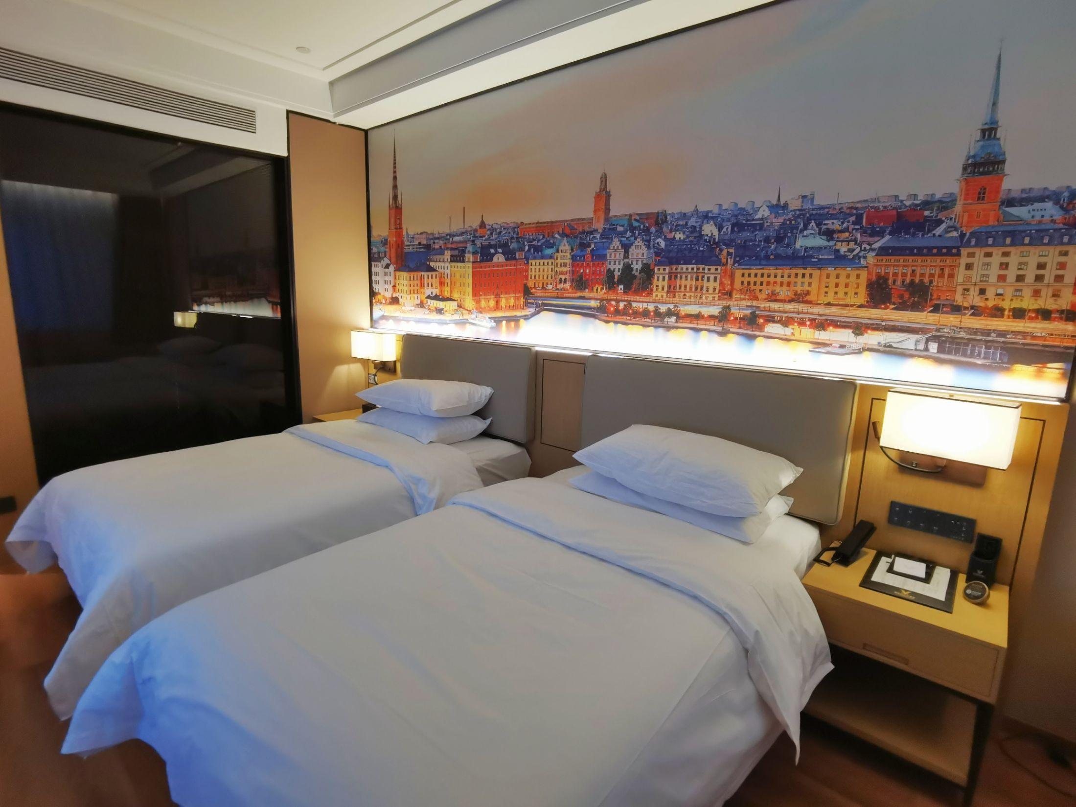 赵县维也纳酒店是我入住的性价比最高的酒店。价格便宜，服务人员礼貌周到，房间非常宽敞舒适，浴室有智能马