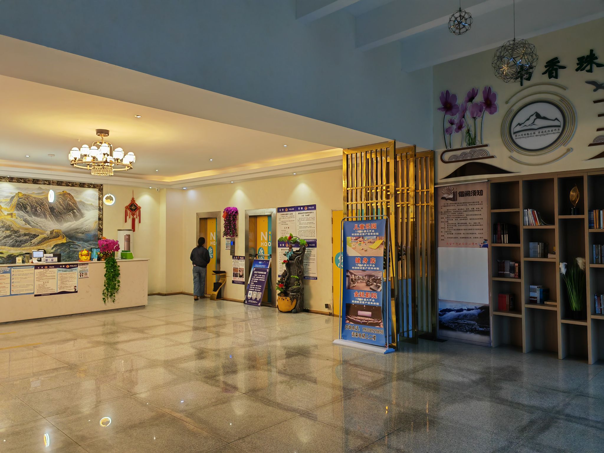 聂拉木当地最好的酒店，紧邻县政府，有停车场，电梯直通酒店大堂，房间有地暖，卫生间干湿分离，独立的洗手