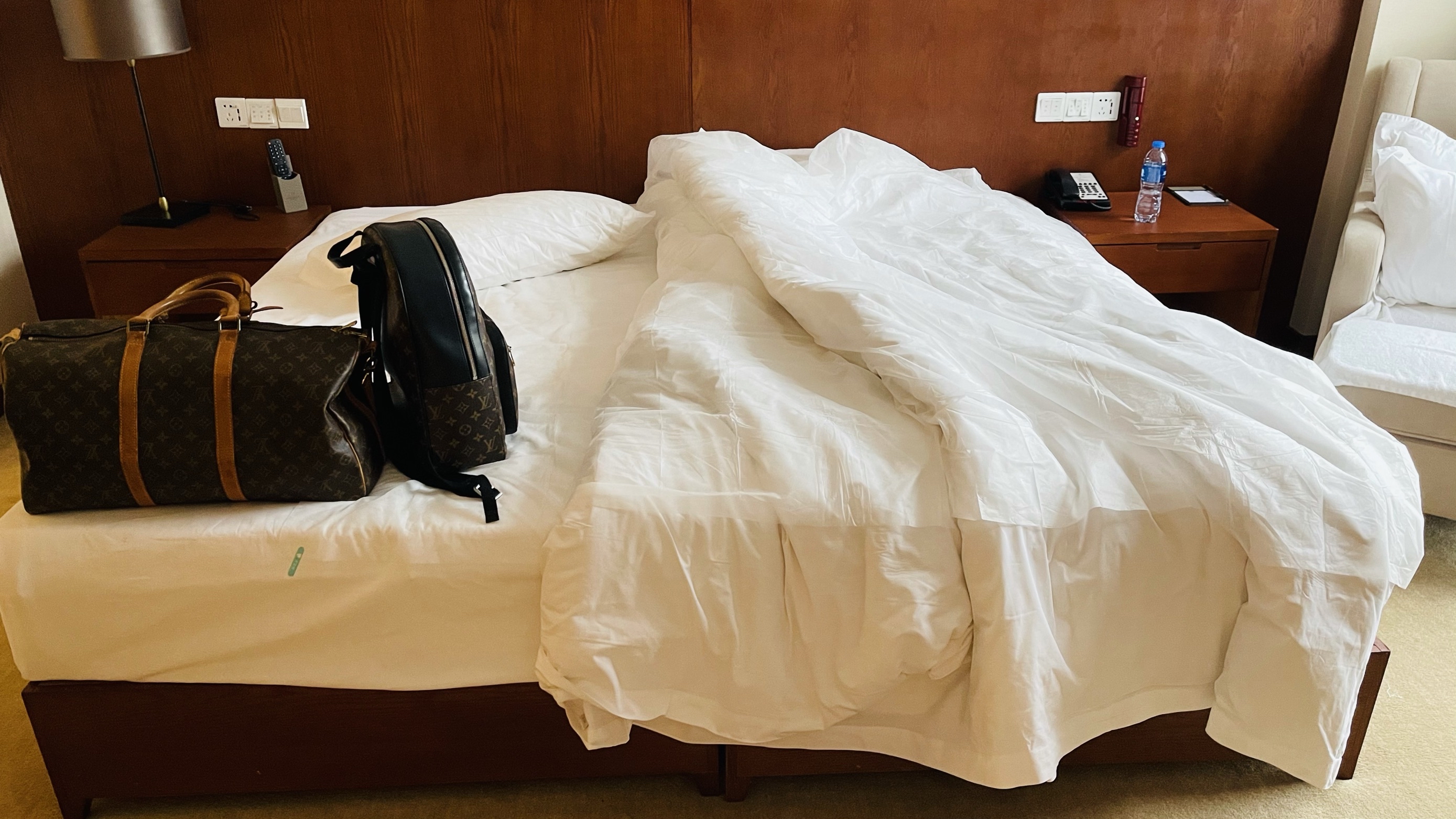 作为临西县首个高级酒店，从外观大堂来看确实挺不错，但是，房间内到处彰显不专业的一面，枕套上的污渍，被