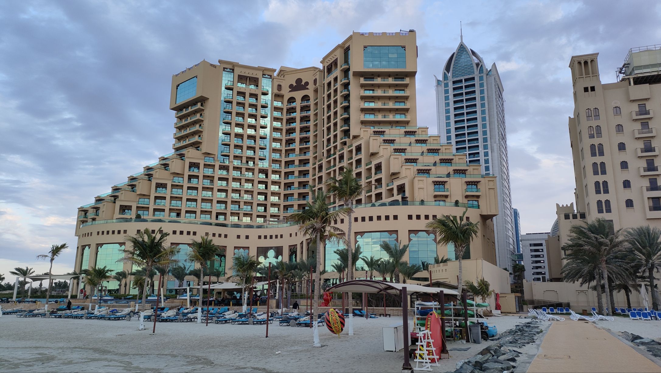 阿志曼最好的酒店之一，相比迪拜的海边酒店性价比高很多，海水质量一样，但是价格只有迪拜的三分之一。如果