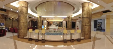 酒店在榆中县城，非常大气，酒店设施设备很好，有免费游泳池，房间环境很干净整洁，服务态度特好，早餐环境