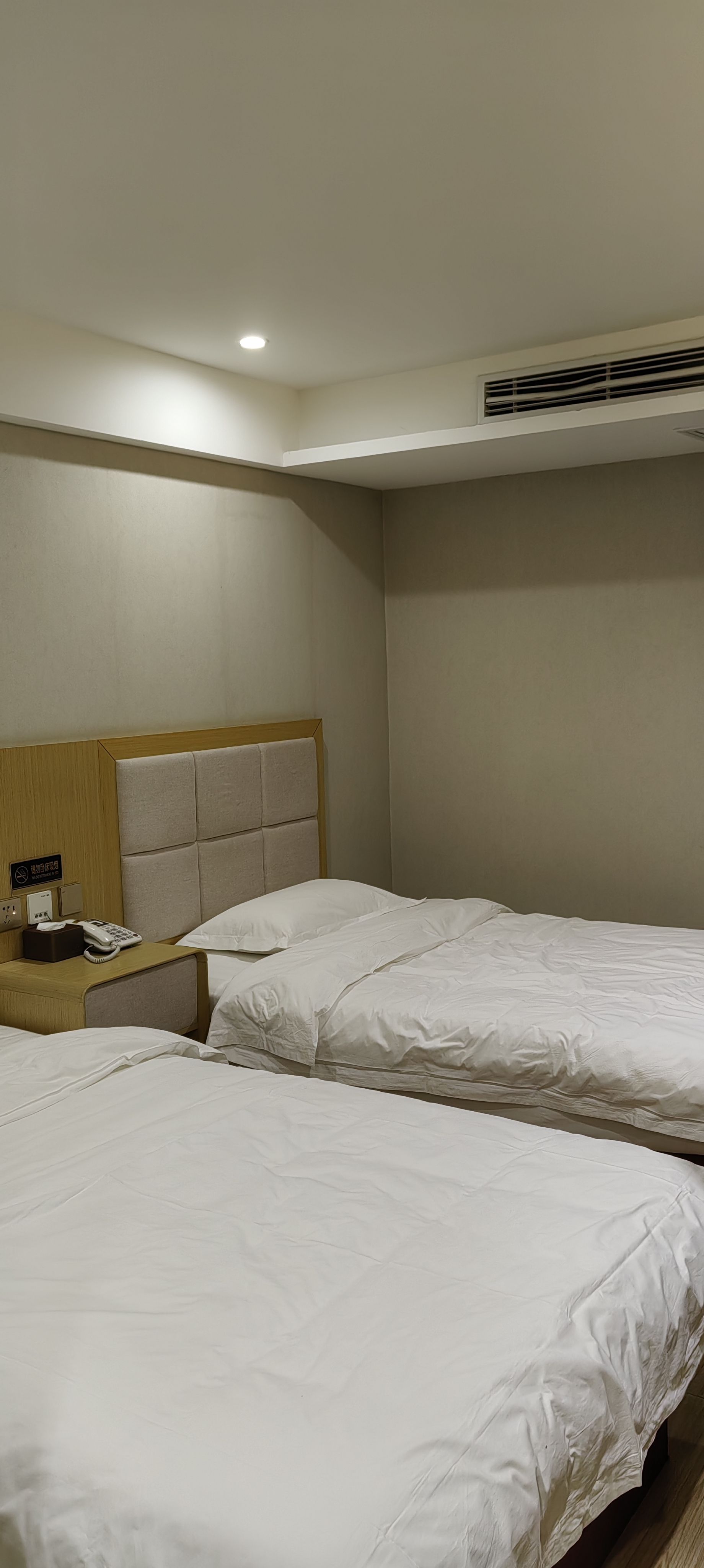 房间整洁，双人床睡觉舒服。服务态度好周到，设备也好用，卫生间干净，房间超级暖和。