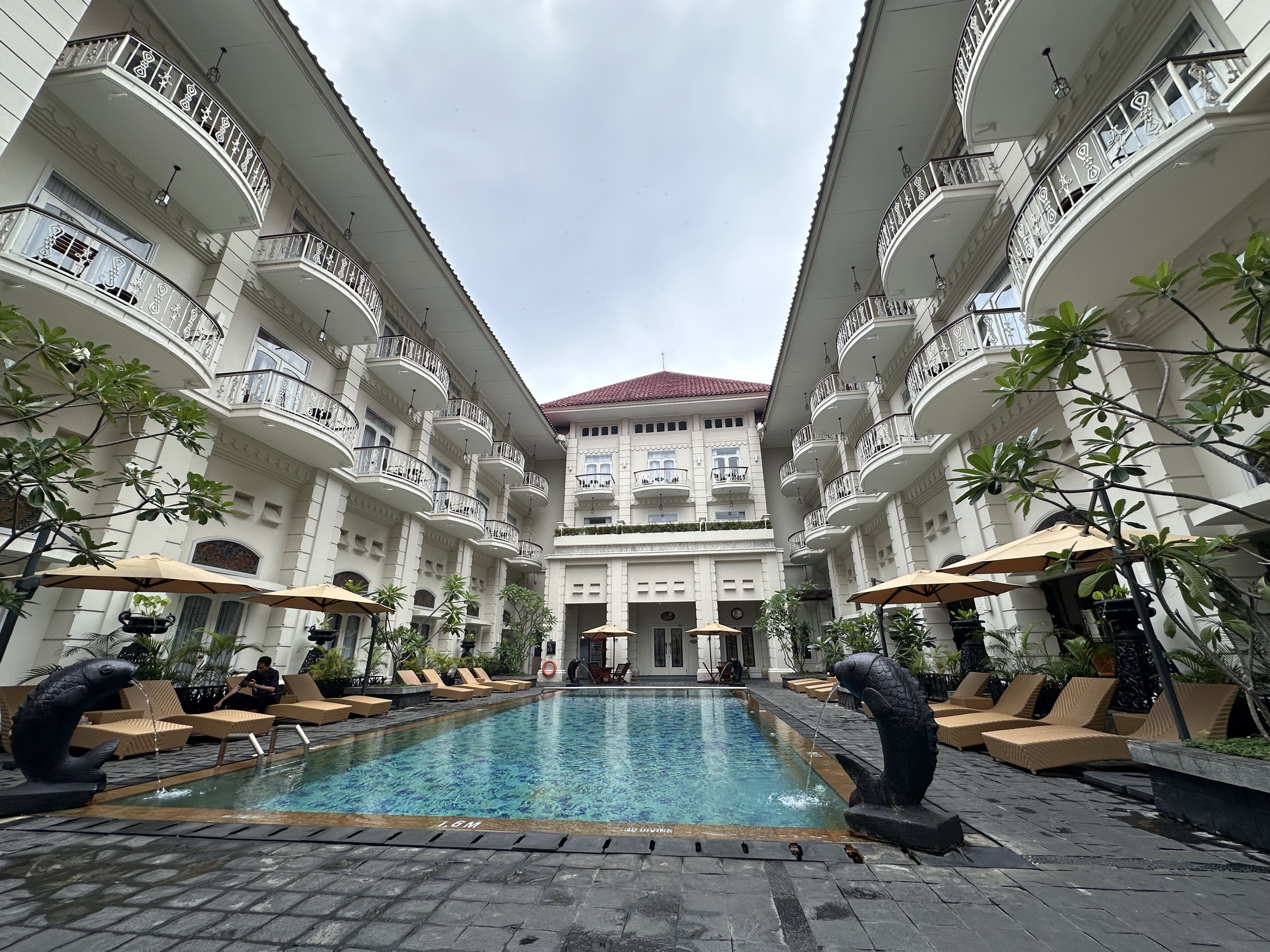 很多人说这个是网红酒店，设施和服务比较差。但是体验下来，算是这么多次来印尼玩，性价比前两位的酒店了。
