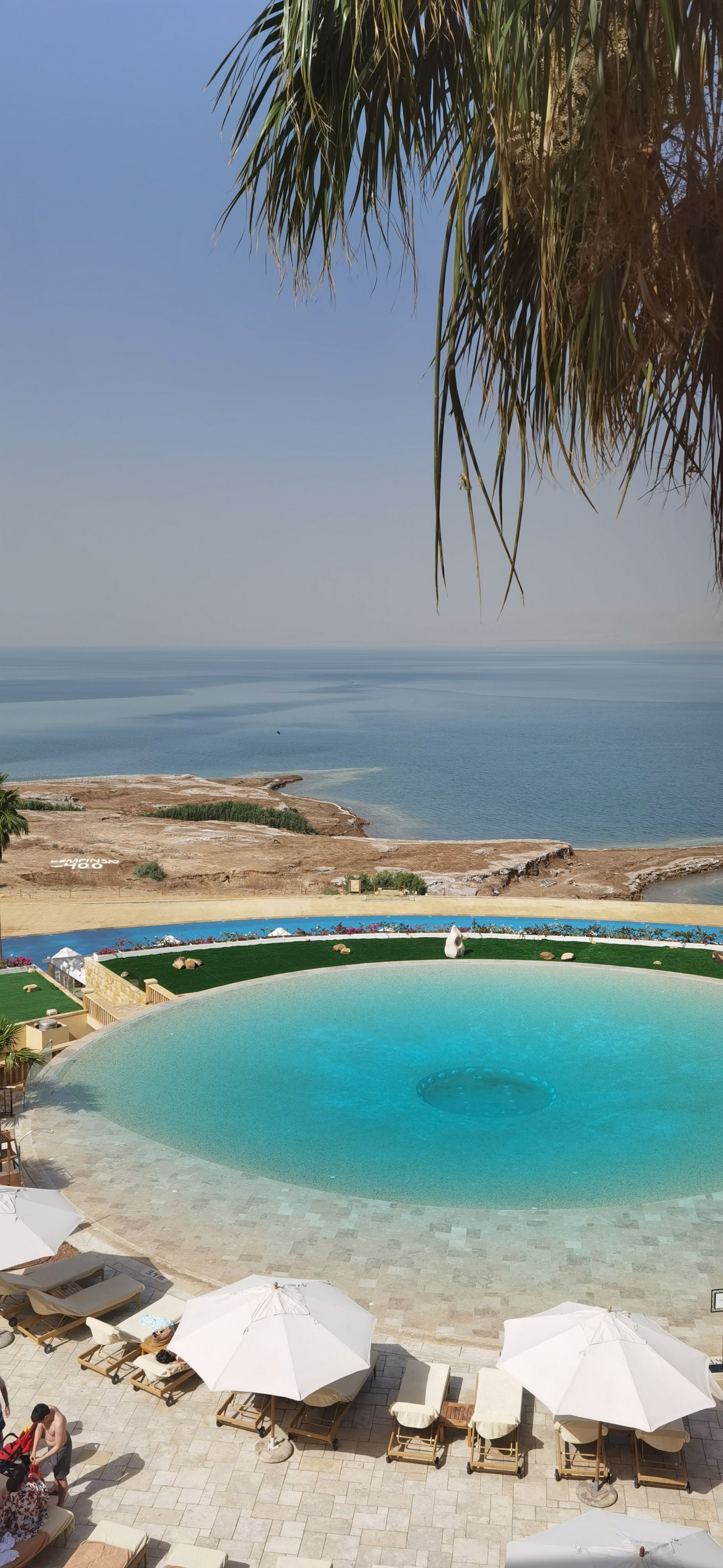 完美的入住体验，弧形无边泳池和死海相连景色绝佳，酒店私人沙滩可以直接在死海漂浮，并备好了死海泥可以涂