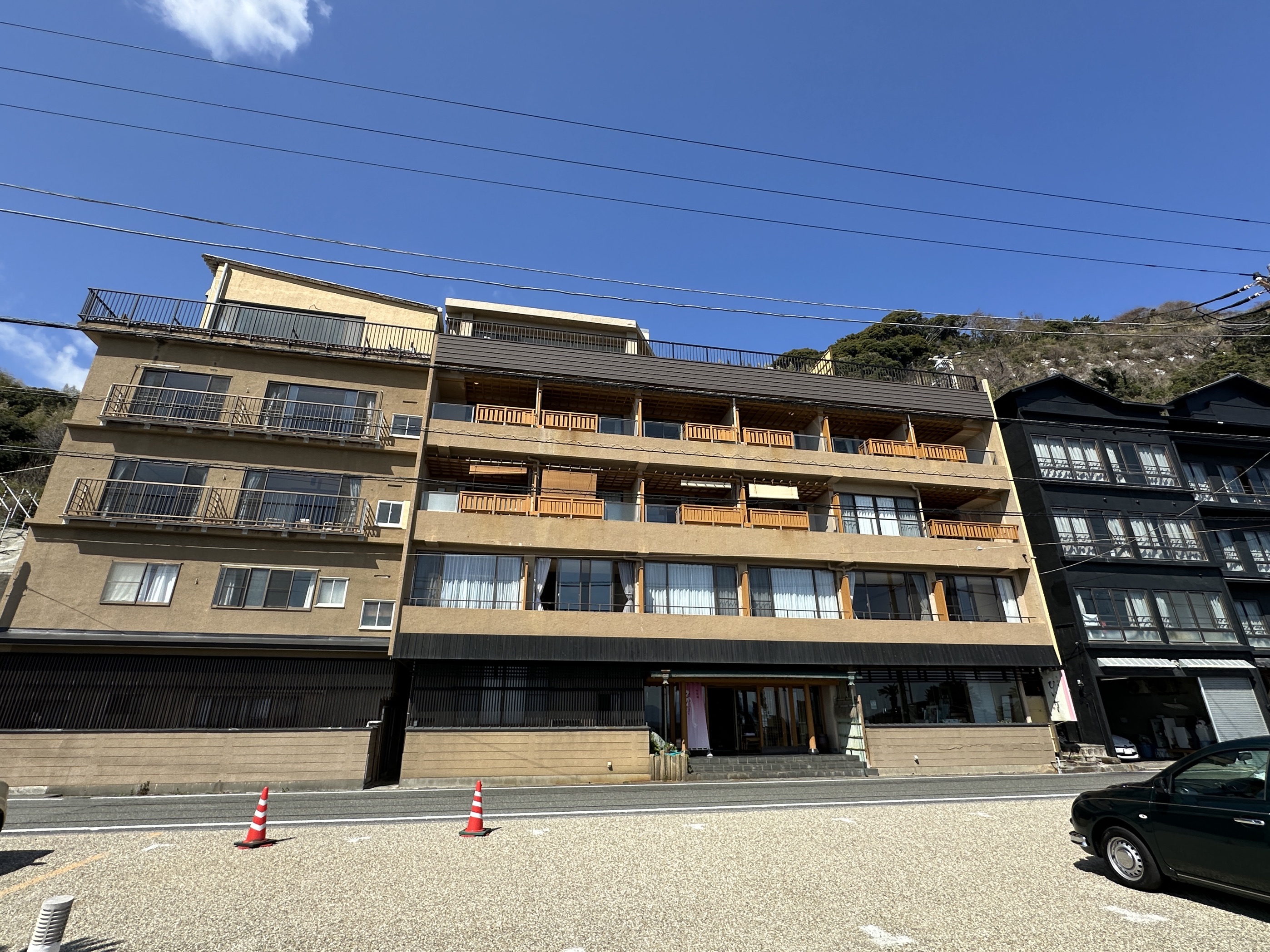 传统的日式温泉酒店，酒店安排伊豆热川站接送，一泊二食，房间可看日出，适合不赶行程的悠闲度假。