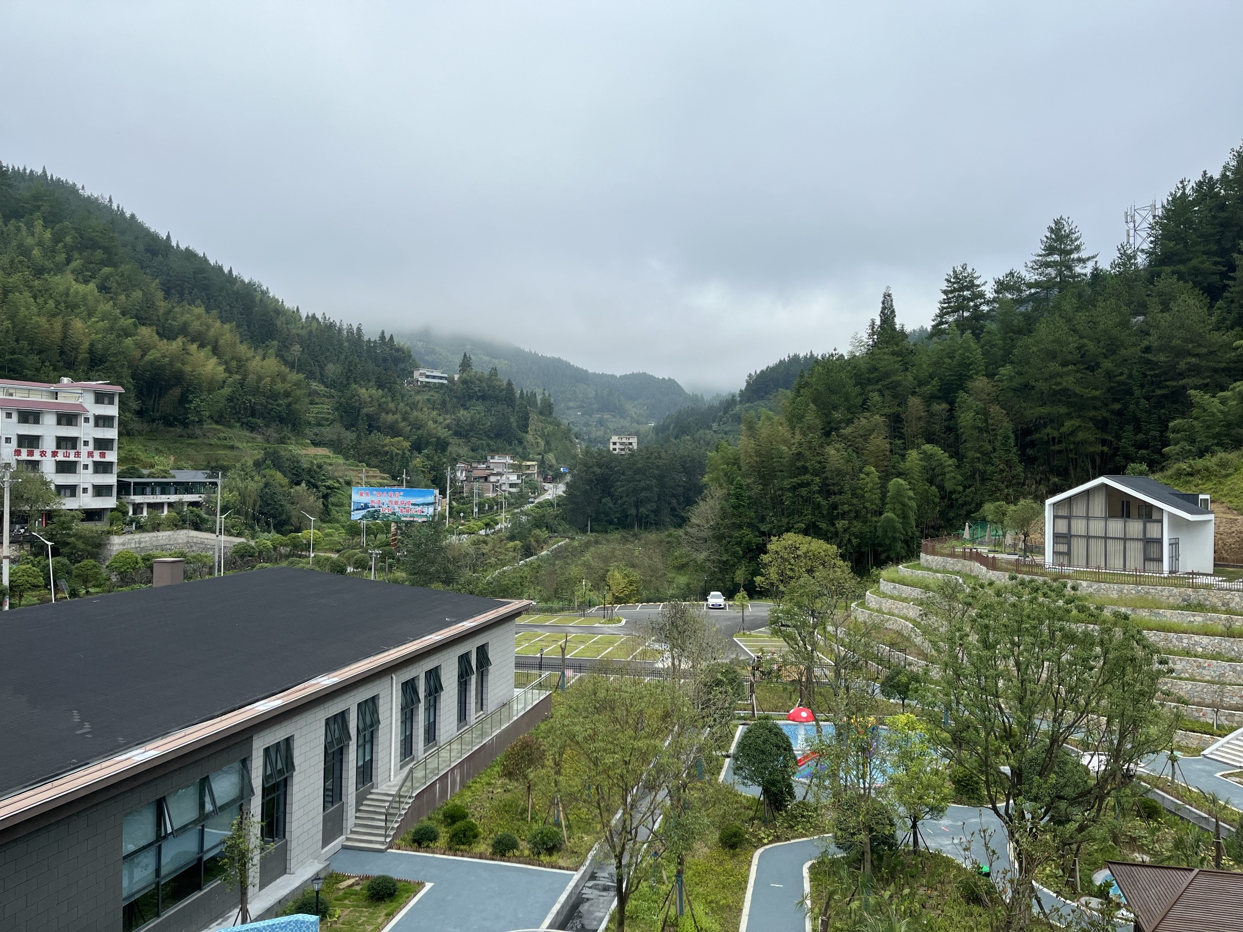 早餐:就没那么丰富 能吃饱  设施：很完善 停车也方便 环境：非常好 服务：过得去 差点热情 卫生：