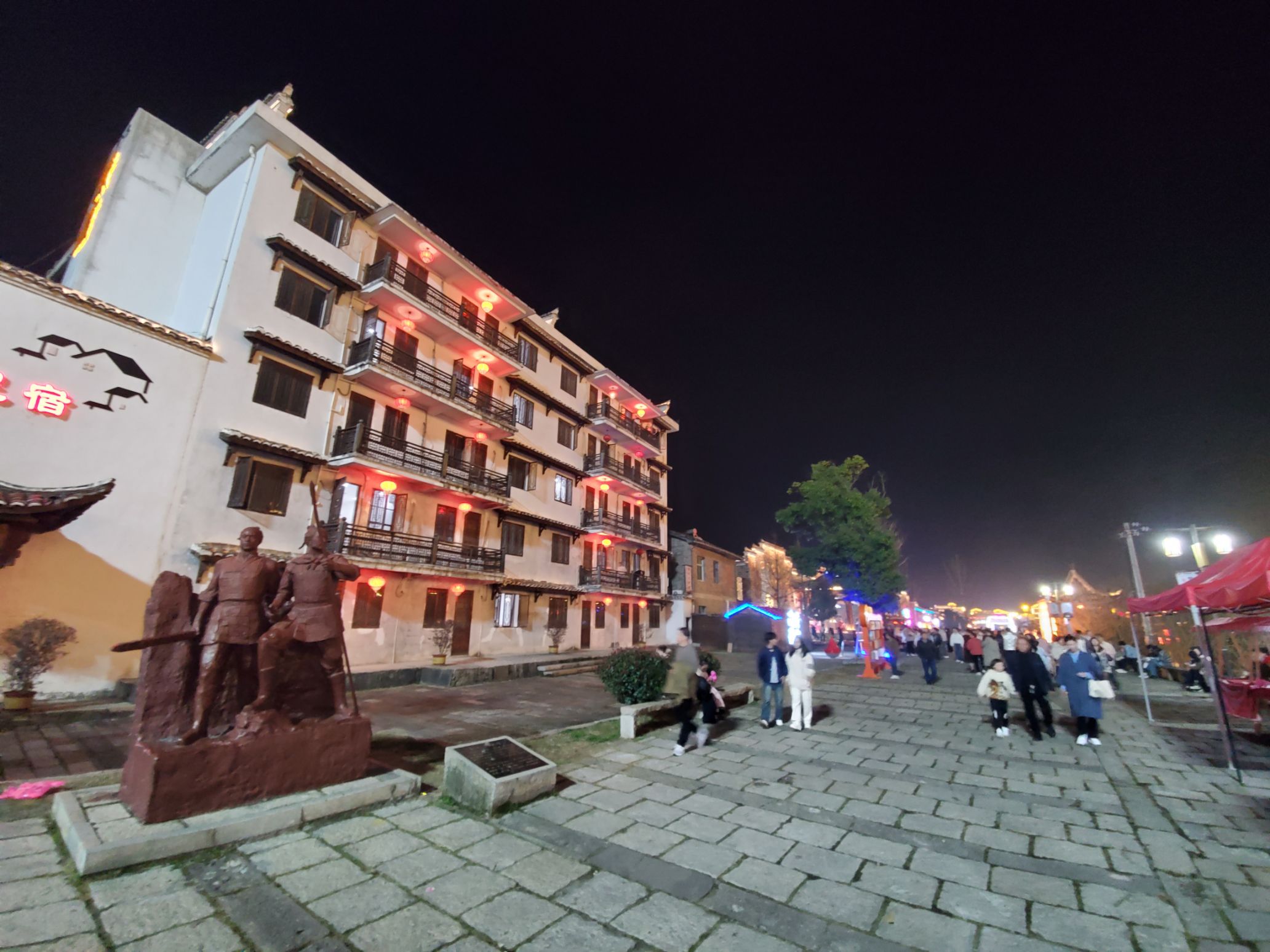 枕头不舒服，其他没什么可说的，过年景区住民宿，价位及住宿条件没超出我的预期，携程没有早餐，所以没有这