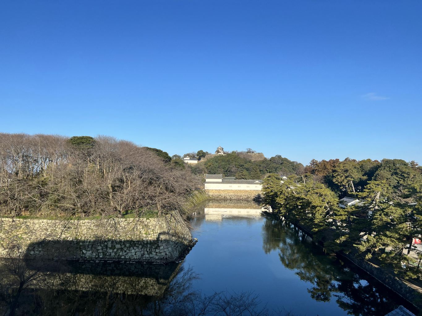 酒店的地点非常好，房间偏小，但面对古城堡的景致绝对赞，非常安静的小城。酒店里面凤凰餐厅的晚餐要预约，