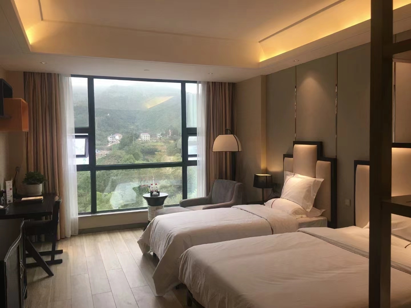 从深圳一路狂飙去新晃，累得半死，但是一入住酒店厅就觉得看起来很舒适，酒店还有免费的停车场，十三楼还有