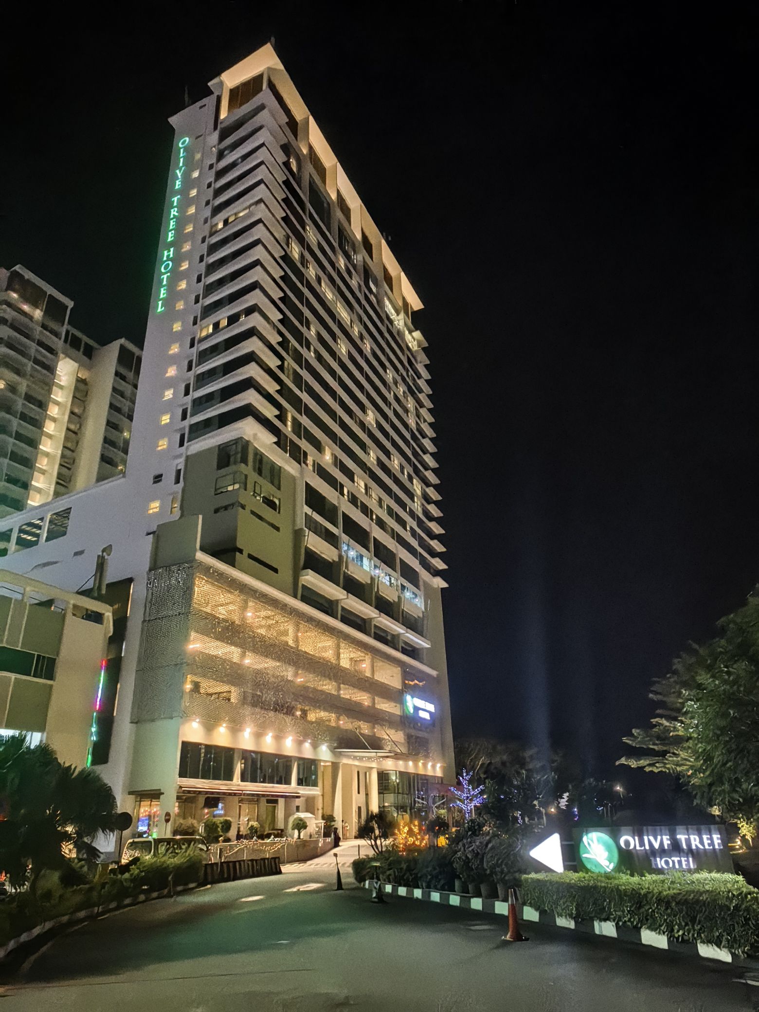 酒店距槟城机场比较近，周围交通便利，配套的购物中心、酒吧、餐馆也不少，闹中取静。        酒店