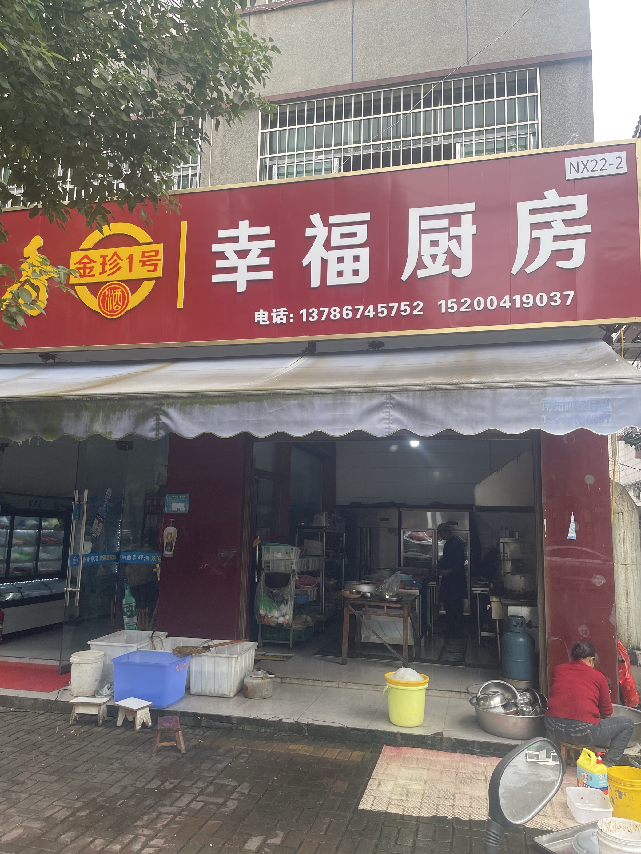 酒店搞活动价格非常划算，前台小姐姐服务质量不错有点一线城市酒店管理素养，房间超大虽然部分设施老旧但性