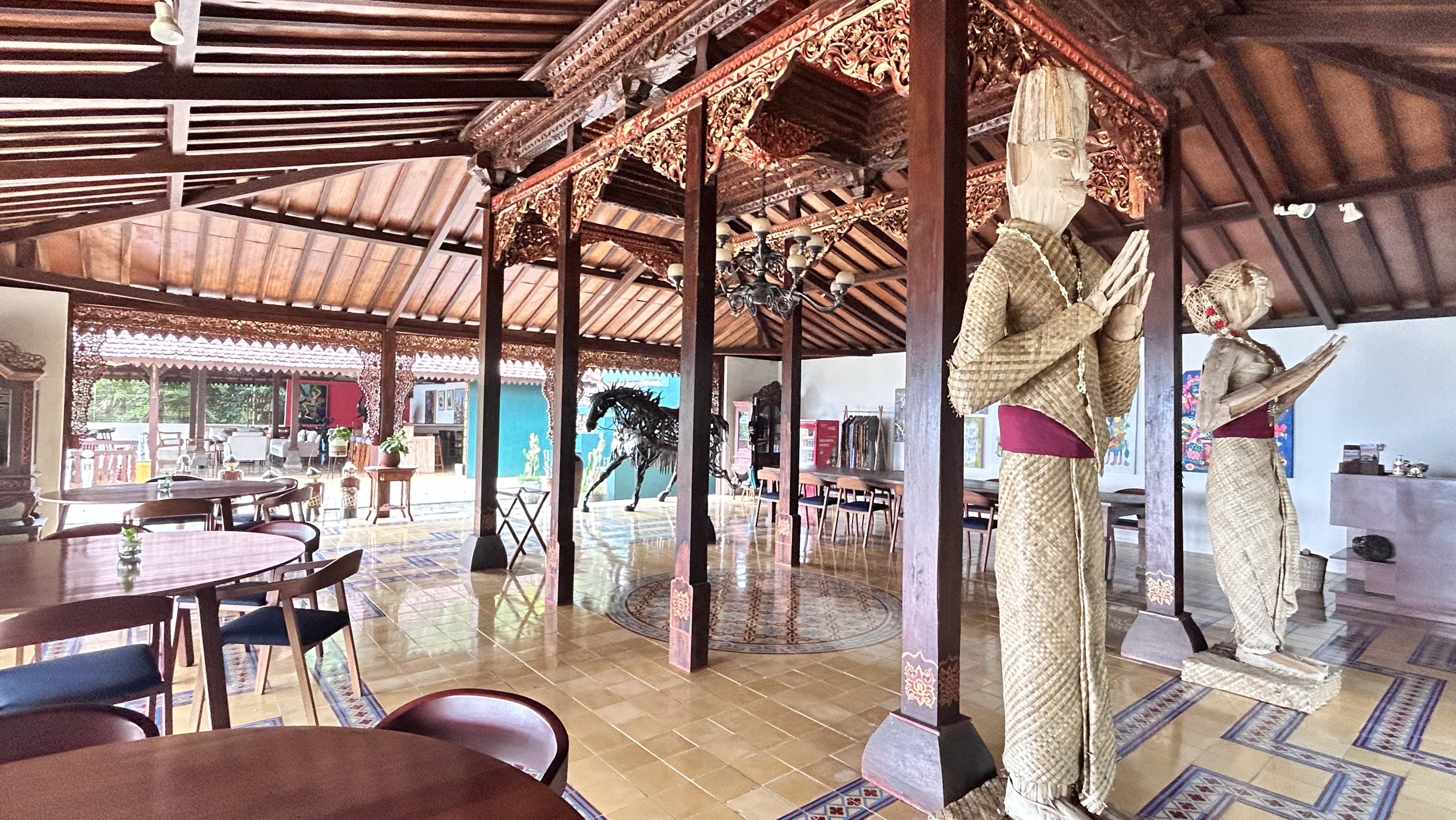 酒店在山上，房间可以俯瞰村庄远眺婆罗浮屠。每天清晨被鸟鸣声叫醒，酒店里传统的印尼音乐如泉水叮咚，下午