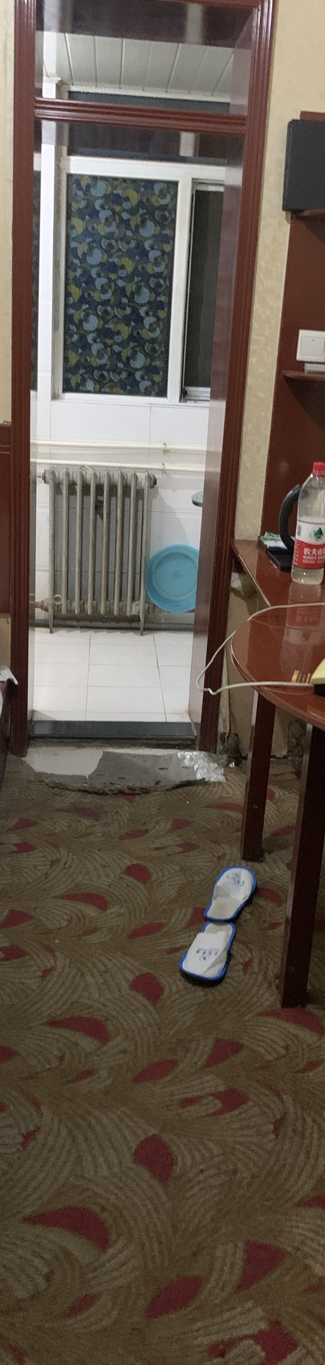 就在新源县汽车站对面