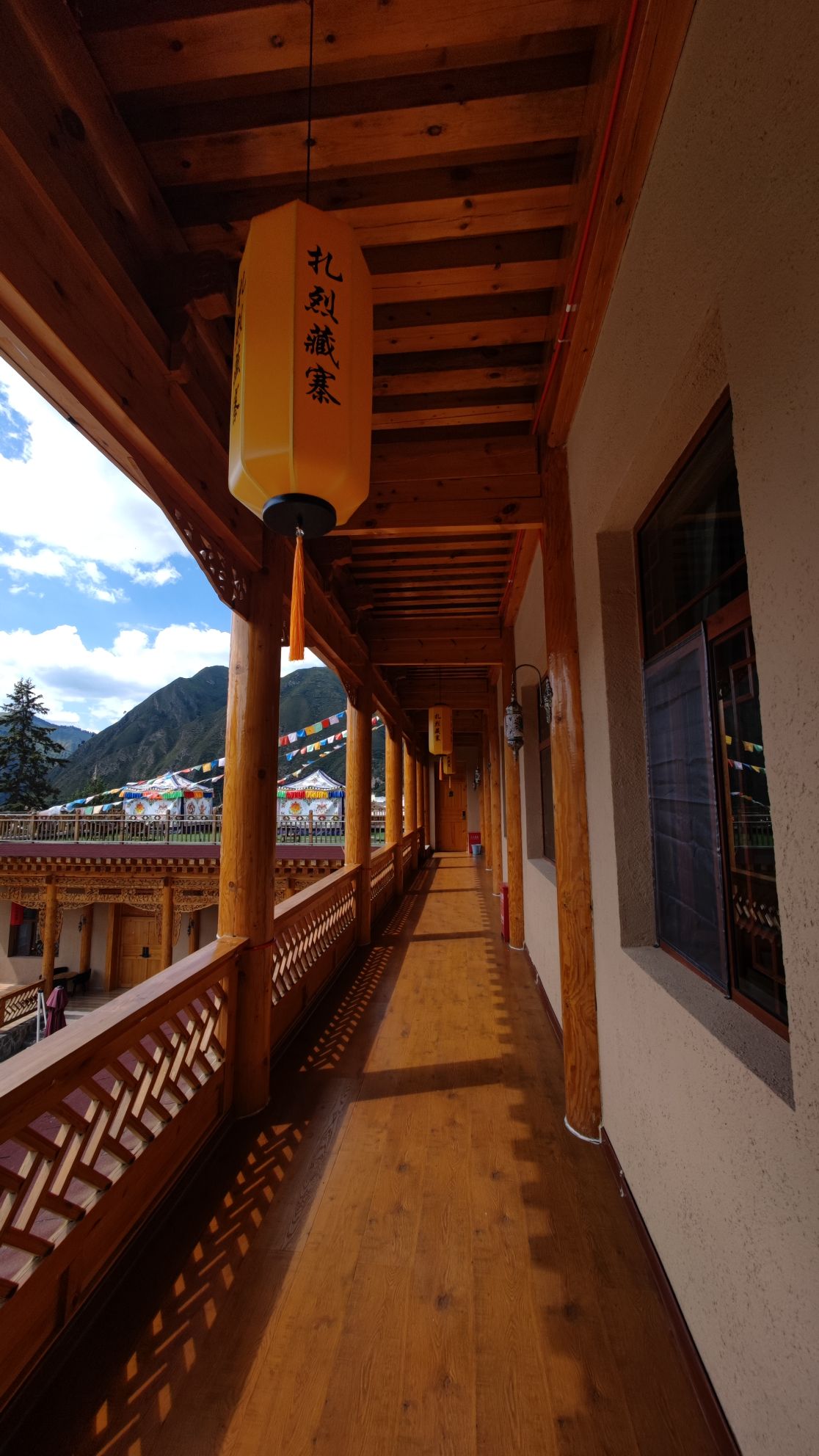 很漂亮温馨的藏族民宿，房间超大超舒服，老板人很好，饭菜可口，强烈推荐！